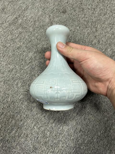 古玩陶瓷天藍釉刻夔龍紋蒜頭瓶真品鑒賞圖