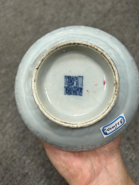 古玩陶瓷天藍釉刻夔龍紋蒜頭瓶真品鑒賞圖
