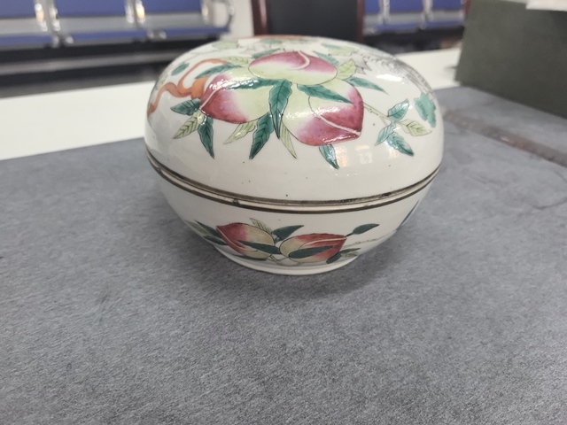 古玩陶瓷花果紋粉彩蓋盒真品鑒賞圖