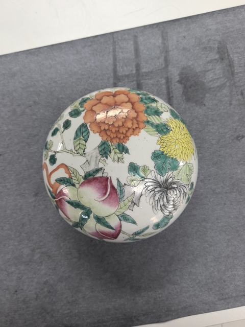 古玩陶瓷花果紋粉彩蓋盒真品鑒賞圖