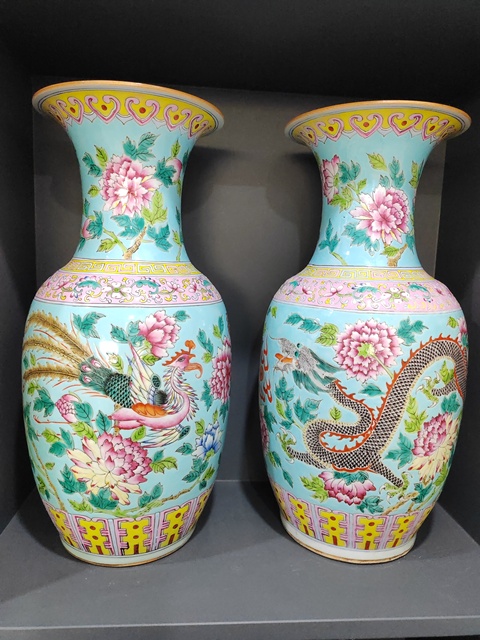 古玩陶瓷龍鳳紋粉彩撇口瓶真品鑒賞圖