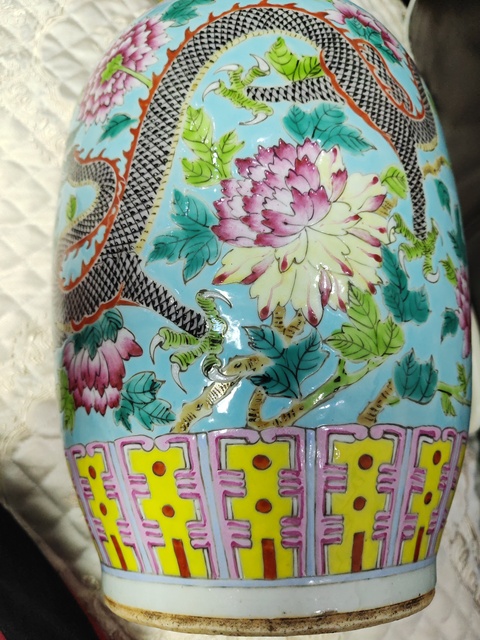 古玩陶瓷龍鳳紋粉彩撇口瓶真品鑒賞圖
