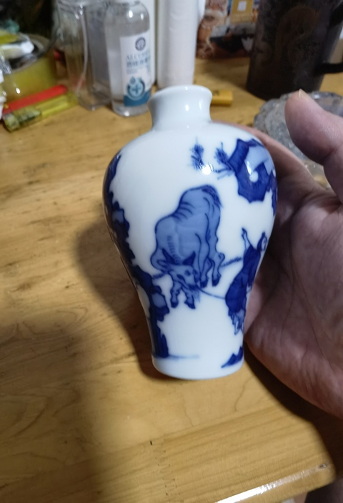古玩陶瓷人物紋青花瓶真品鑒賞圖