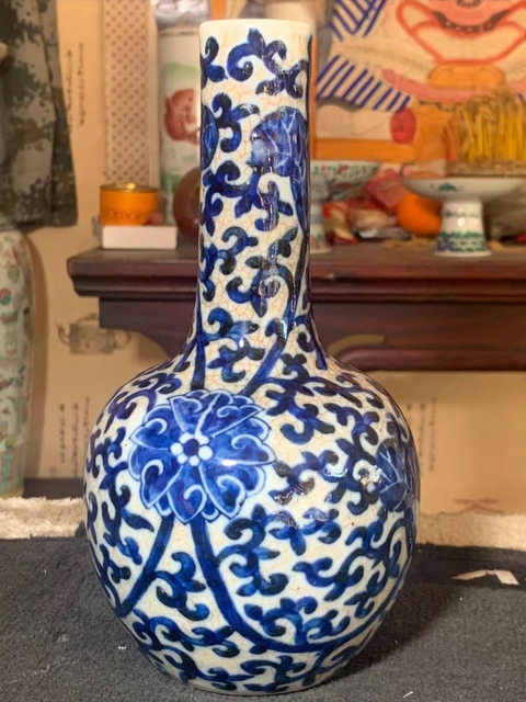 古玩陶瓷哥釉青花花卉紋天球瓶真品鑒賞圖