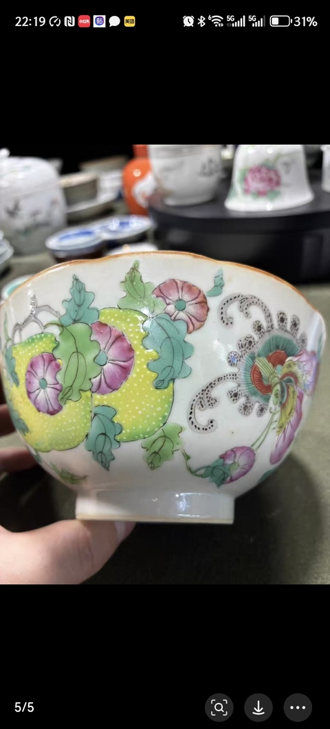 古玩陶瓷粉彩蝶戀花紋花口碗真品鑒賞圖