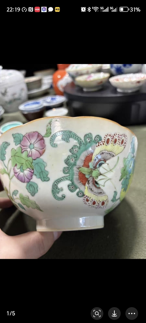 古玩陶瓷粉彩蝶戀花紋花口碗真品鑒賞圖