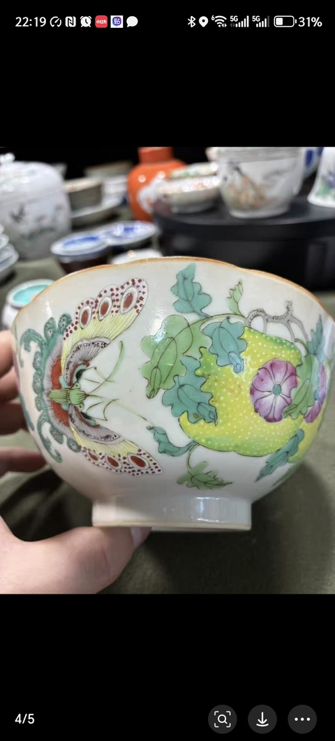 古玩陶瓷粉彩蝶戀花紋花口碗真品鑒賞圖