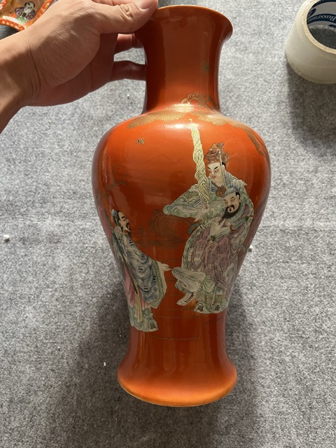 古玩陶瓷珊瑚紅粉彩人物故事紋觀音瓶真品鑒賞圖