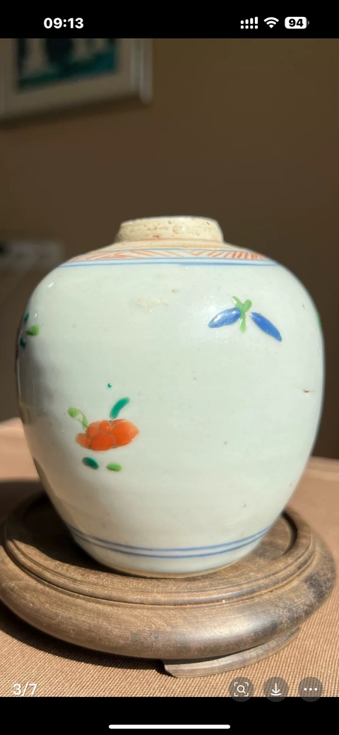古玩陶瓷洞石花蝶紋粉彩罐真品鑒賞圖