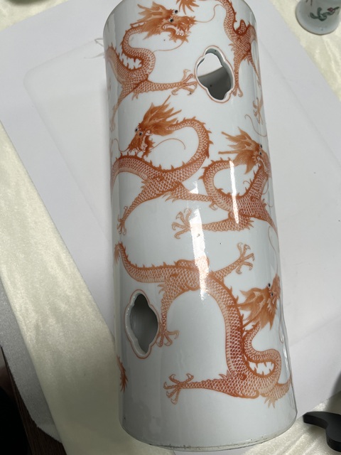 古玩陶瓷礬紅彩九龍紋帽筒真品鑒賞圖