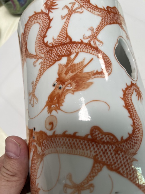 古玩陶瓷礬紅彩九龍紋帽筒真品鑒賞圖