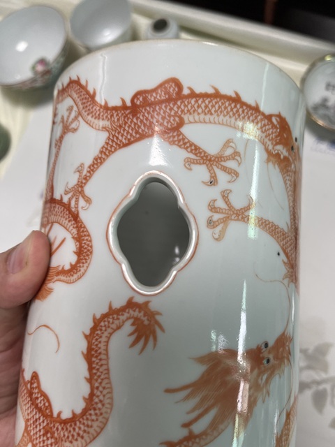 古玩陶瓷礬紅彩九龍紋帽筒真品鑒賞圖