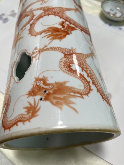 古玩陶瓷礬紅彩九龍紋帽筒真品鑒賞圖
