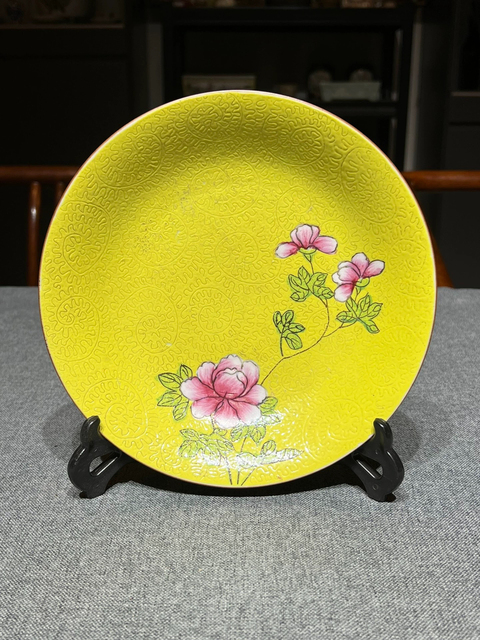 古玩陶瓷乾隆軋道粉彩盤真品鑒賞圖