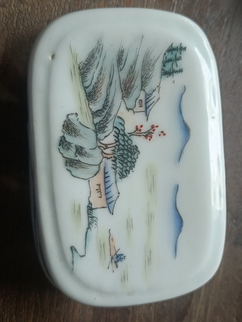 古玩陶瓷粉彩肥皂盒真品鑒賞圖