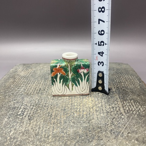 古玩陶瓷民國·蜻蝶百財紋粉彩四方鼻煙壺拍賣,當前價格239元
