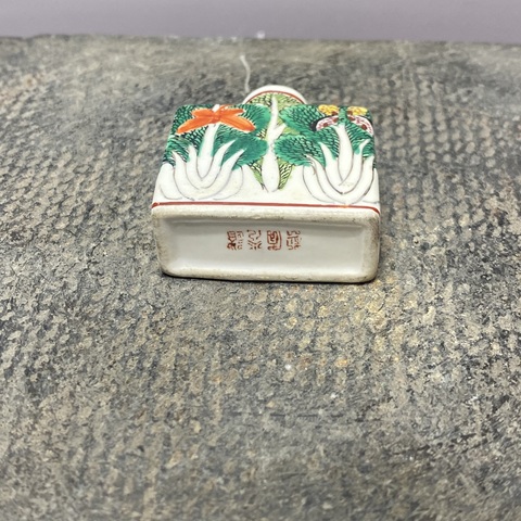 古玩陶瓷民國·蜻蝶百財紋粉彩四方鼻煙壺拍賣,當前價格239元