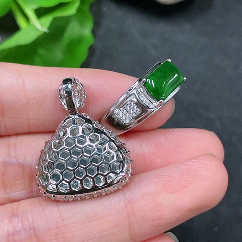 古玩玉器317天然翡翠佛公掛件加活口戒指一手走 配證書拍賣，當前價格450元