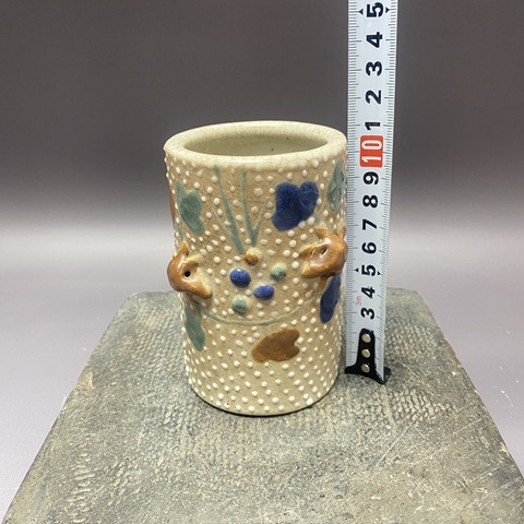 古玩陶瓷珍珠釉松鼠葡萄紋筆筒真品鑒賞圖