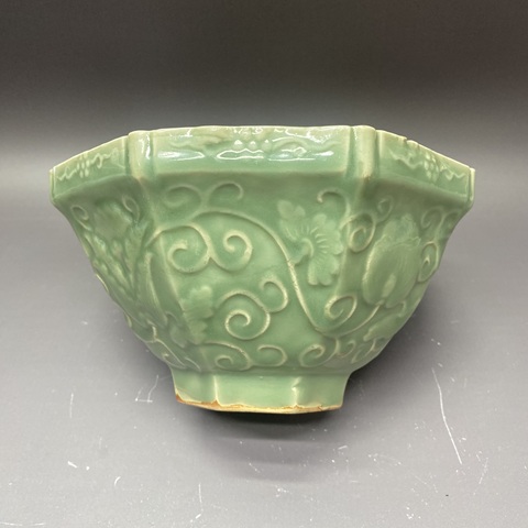 古玩陶瓷青釉印花八方折沿碗真品鑒賞圖