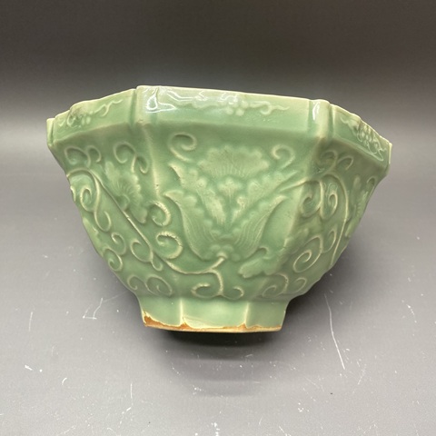 古玩陶瓷青釉印花八方折沿碗真品鑒賞圖