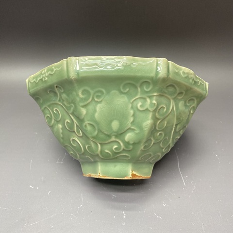 古玩陶瓷青釉印花八方折沿碗真品鑒賞圖