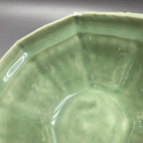 古玩陶瓷青釉印花八方折沿碗真品鑒賞圖