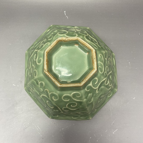 古玩陶瓷青釉印花八方折沿碗真品鑒賞圖
