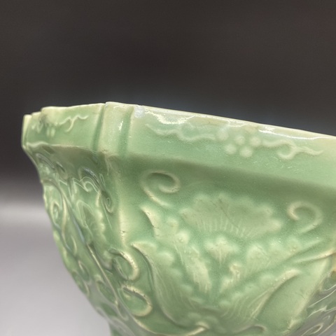 古玩陶瓷青釉印花八方折沿碗真品鑒賞圖