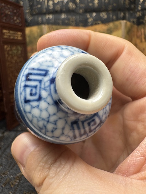 古玩陶瓷青花釉里紅人物鼻煙壺真品鑒賞圖