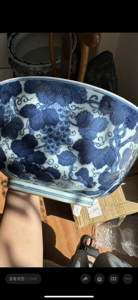 古玩陶瓷清晚期 青花葡萄紋大碗真品鑒賞圖
