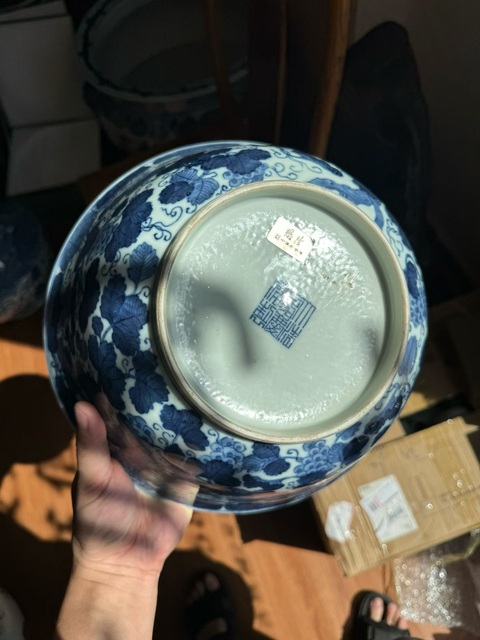 古玩陶瓷清晚期 青花葡萄紋大碗真品鑒賞圖