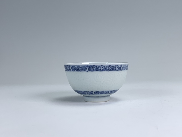 古玩陶瓷清中期·青花暗刻花卉紋杯拍賣,當前價格1128元