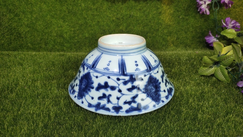 古玩陶瓷清中期·青花纏枝花卉碗真品鑒賞圖