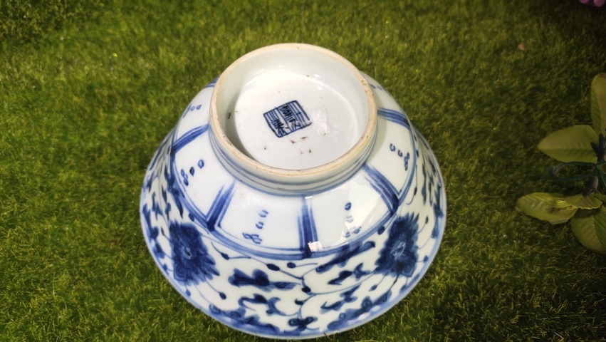 古玩陶瓷清中期·青花纏枝花卉碗真品鑒賞圖