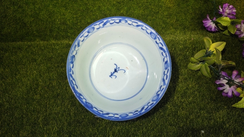 古玩陶瓷清中期·青花纏枝花卉碗真品鑒賞圖