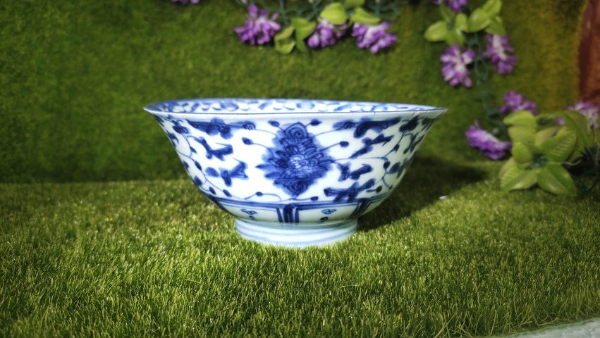 古玩陶瓷清中期·青花纏枝花卉碗真品鑒賞圖