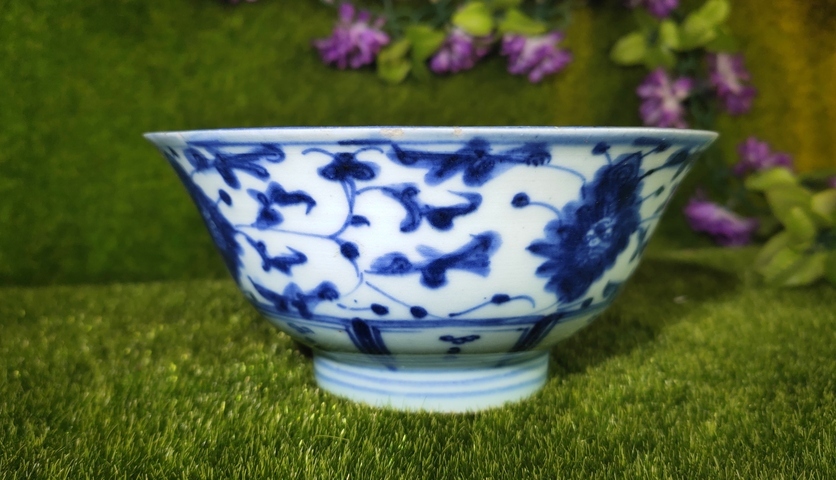 古玩陶瓷清中期·青花纏枝花卉碗真品鑒賞圖