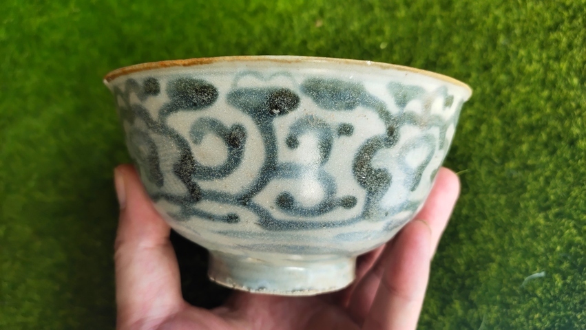 古玩陶瓷明末清初·青花纏枝花卉碗真品鑒賞圖