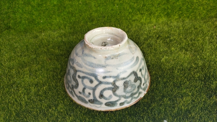 古玩陶瓷明末清初·青花纏枝花卉碗真品鑒賞圖