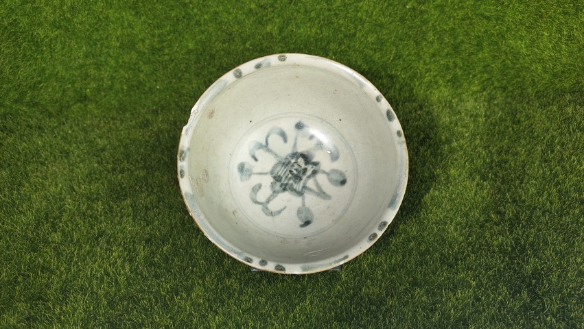 古玩陶瓷明末清初·青花纏枝花卉碗真品鑒賞圖