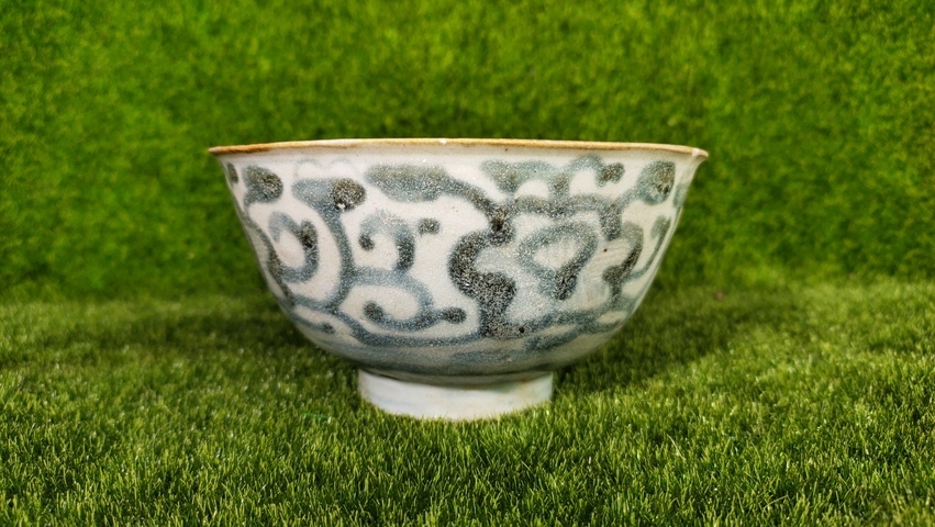 古玩陶瓷明末清初·青花纏枝花卉碗真品鑒賞圖