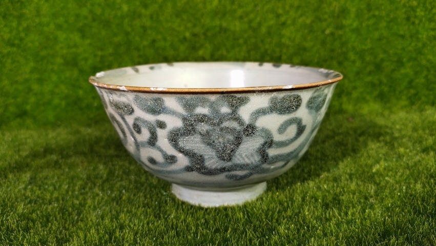 古玩陶瓷明末清初·青花纏枝花卉碗真品鑒賞圖