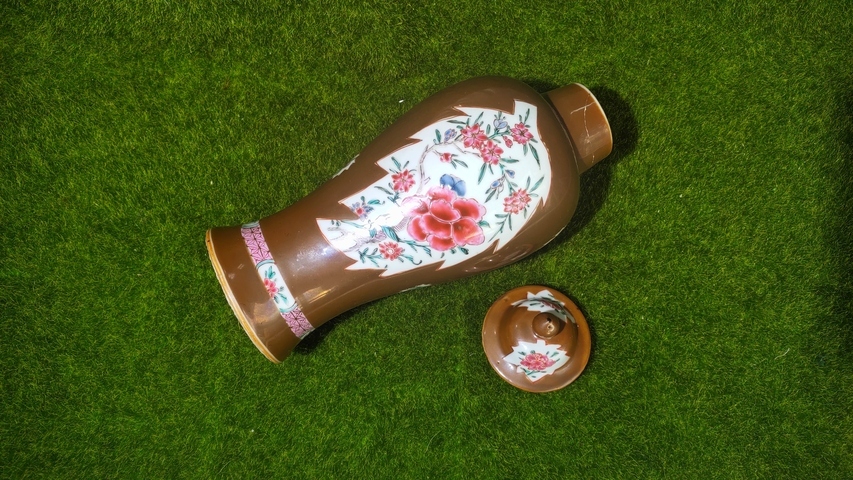 古玩陶瓷清雍正·紫金釉開光粉彩花卉紋蓋瓶真品鑒賞圖