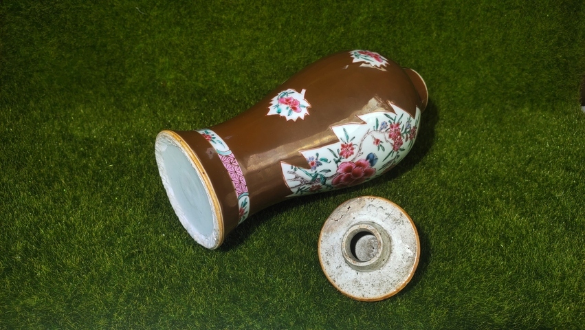 古玩陶瓷清雍正·紫金釉開光粉彩花卉紋蓋瓶真品鑒賞圖