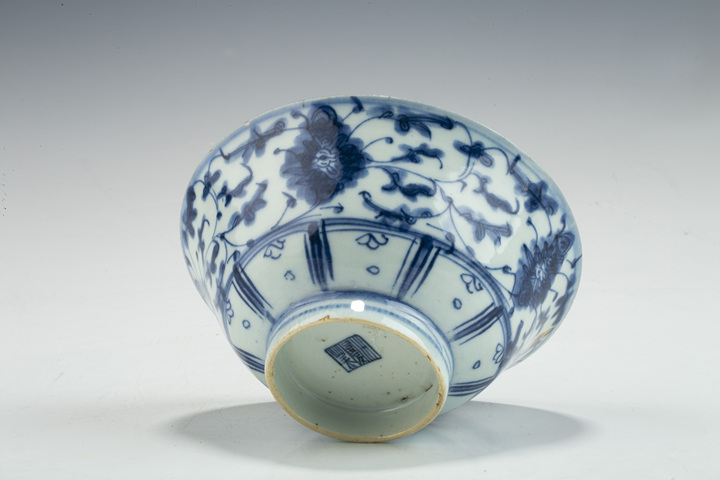 古玩陶瓷清中·青花纏枝花卉紋碗拍賣,當前價格188元