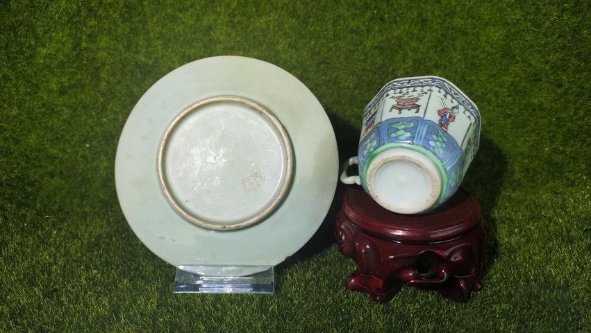 古玩陶瓷清中晚·藍料彩粉彩暗春宮人物紋杯碟一套真品鑒賞圖