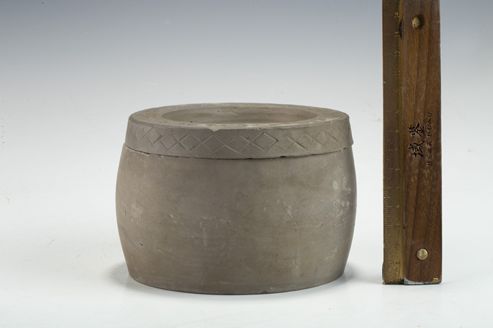 古玩陶瓷民國·許元順造蟋蟀盆
真品鑒賞圖