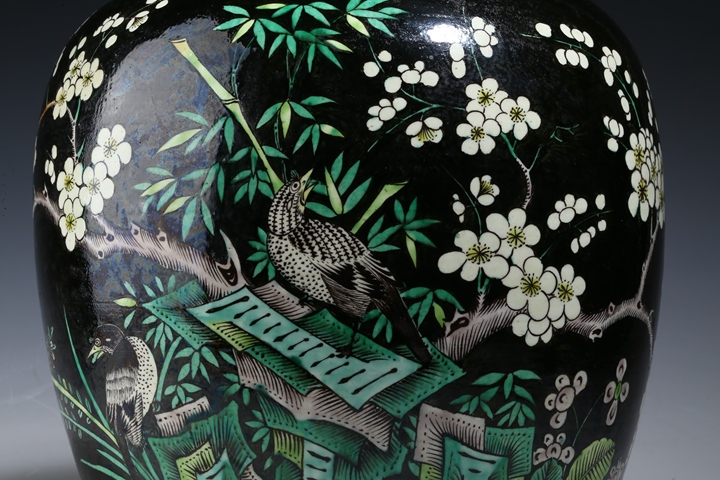 古玩陶瓷晚清·墨地素三彩喜鵲登梅圖罐拍賣，當(dāng)前價格2032元