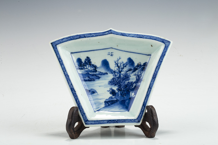 古玩陶瓷清乾隆·青花山水人物紋攢盤拍賣，當前價格188元
